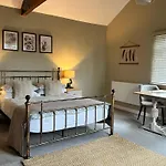 White House Farm - Beautiful Self Contained Courtyard Rooms